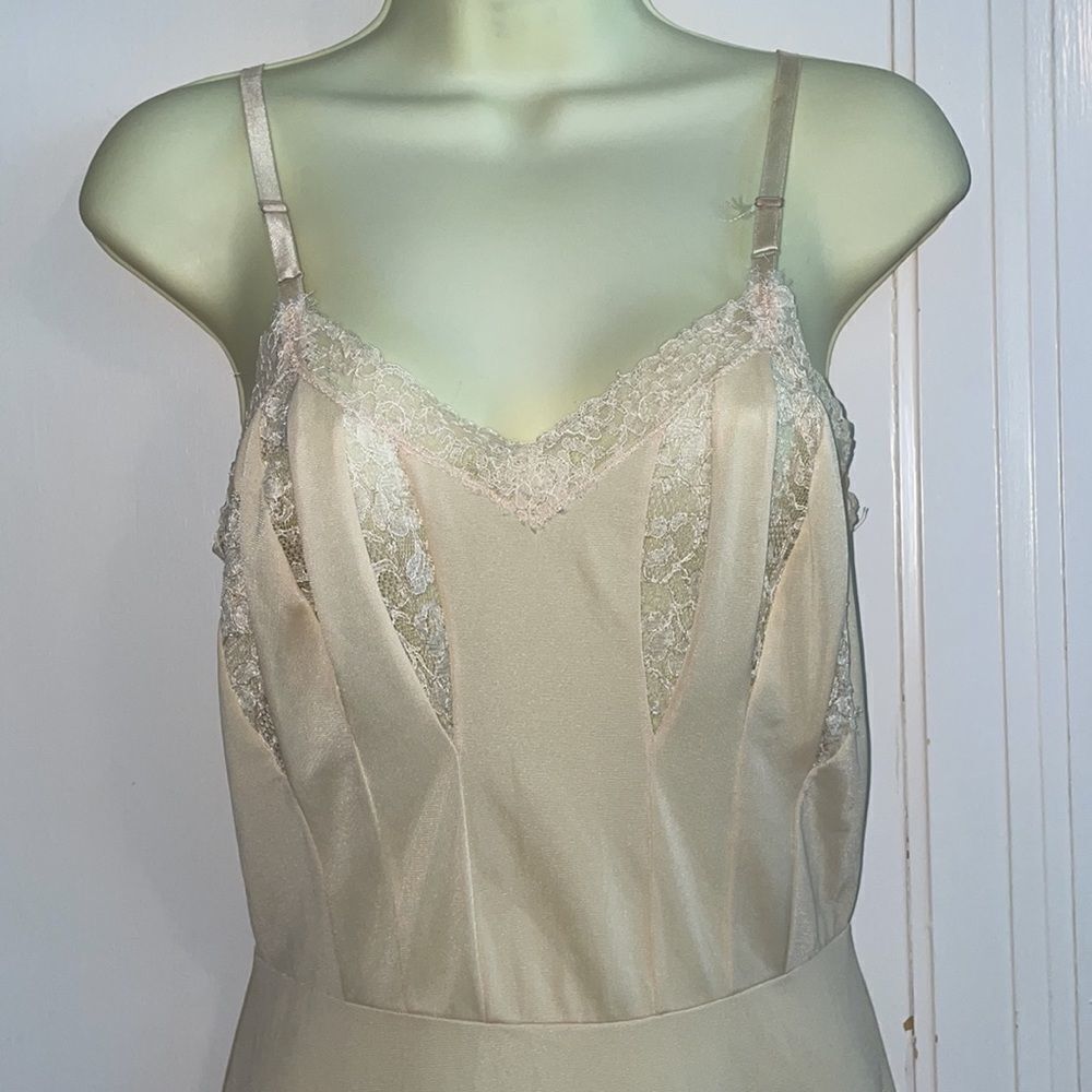 Vtg 50s/60s Charmode cream colored full slip with lace details - Picture 2 of 13